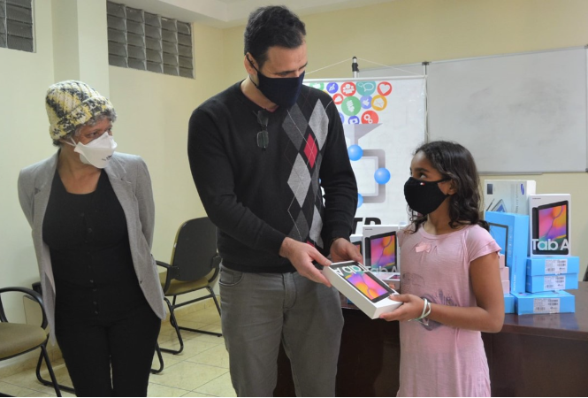 SINTPq entrega tablets arrecadados em campanha solid�ria para entidades filantr�picas