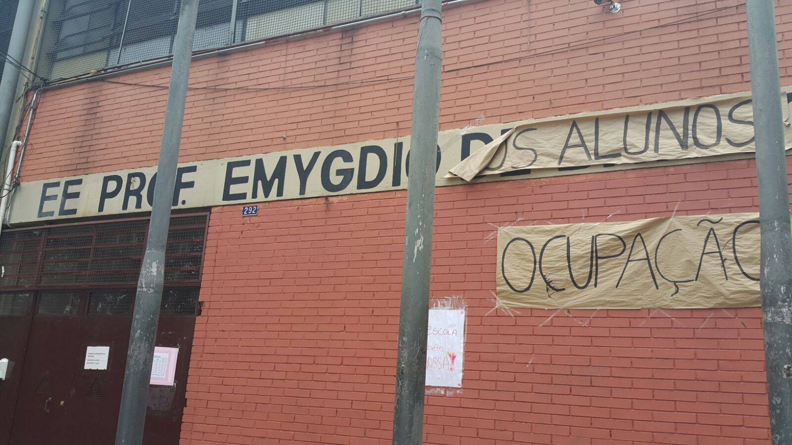Alunos do colégio Emygdio, em São Paulo, "trocam" nome da escola durante ocupação Alunos do colégio Emygdio, em São Paulo, "trocam" nome da escola durante ocupação