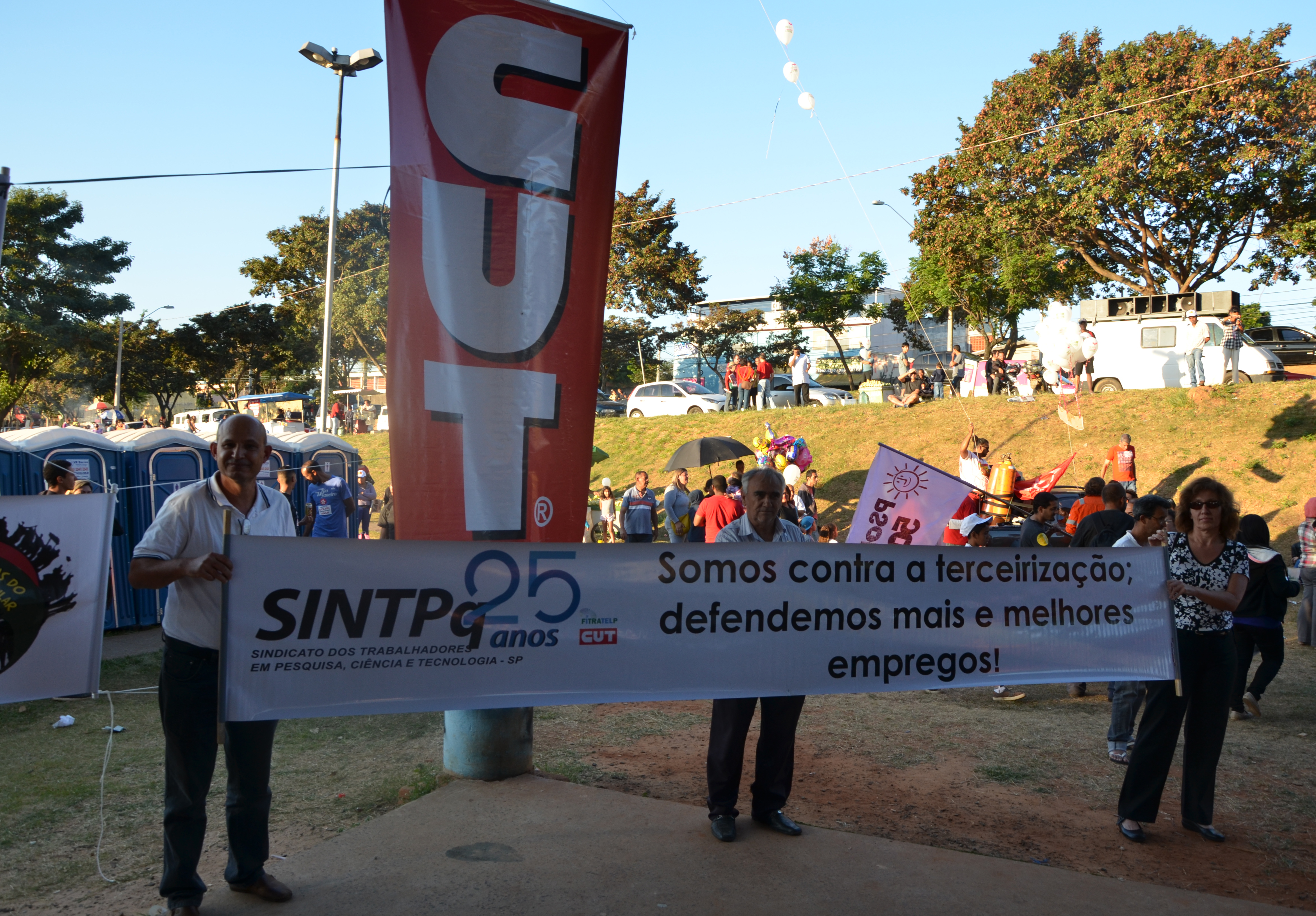 Entre as bandeiras levadas pelo SINTPq para o ato esteve a luta contra a aprovação da terceirização sem limites nas empresas